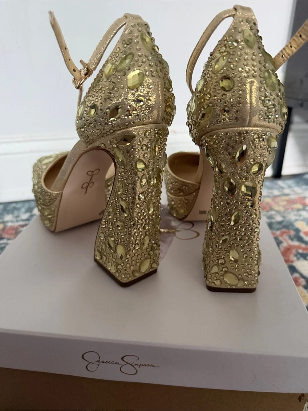 Jessica Simpson eye catching